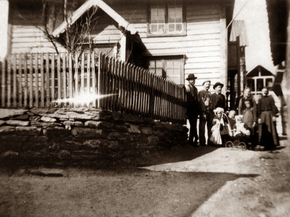 Photo: Otteson Family in Norway 1